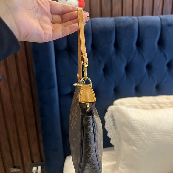 Authentic Louis Vuitton Accessories Pochette - Picture 4 of 7